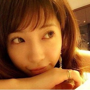 仁川模特女歌手S级肤白貌美，可爱网装，为土豪哥哥提供1V3.2G服务